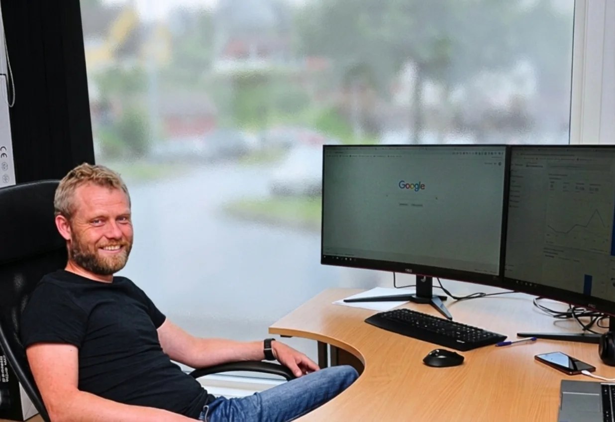 Tom Ågedal, daglig leder i Onlynx AS, ved arbeidsplassen sin